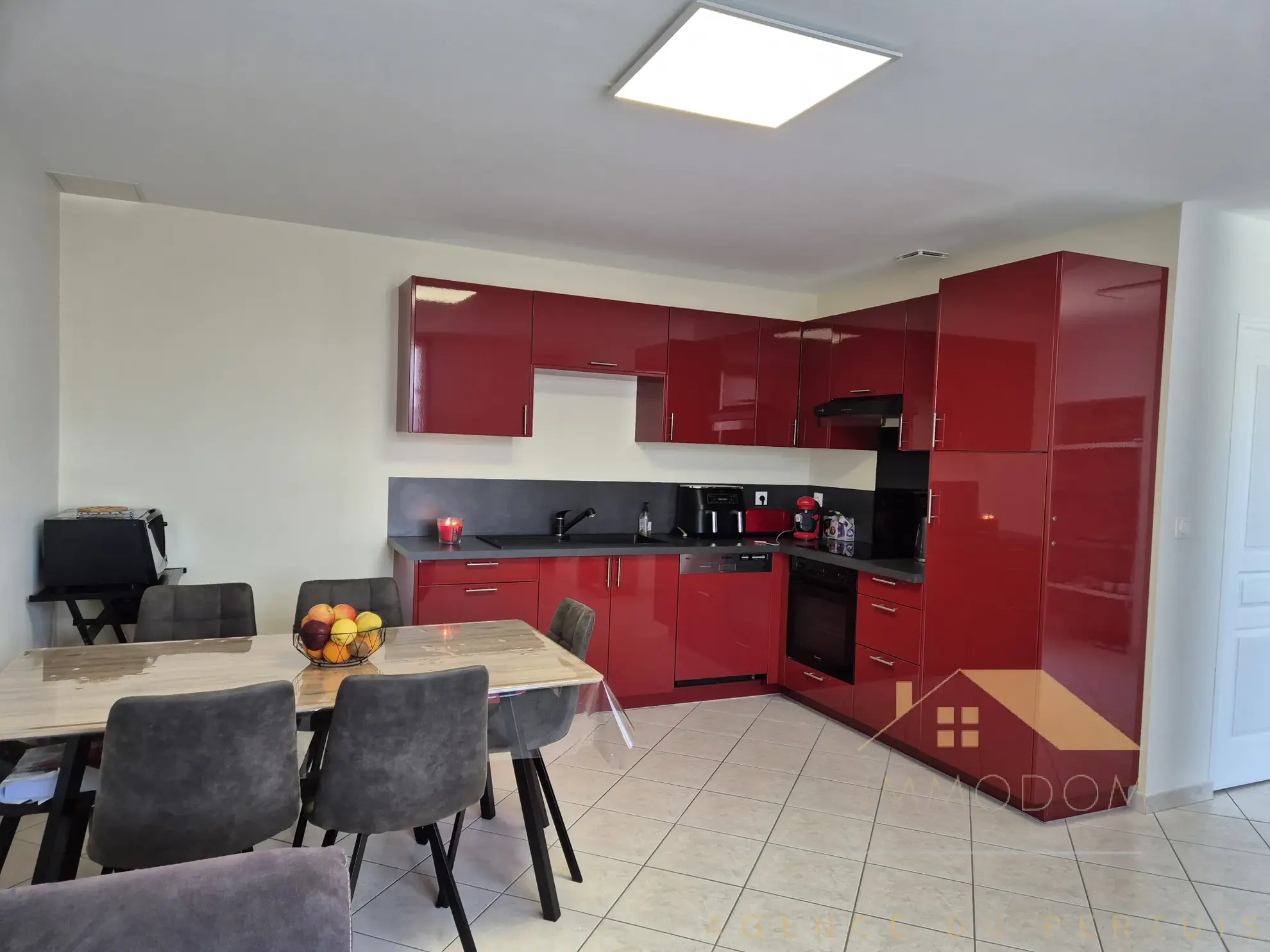 Investissement immobilier à Saint Laurent de la Prée avec deux logements et extérieur 