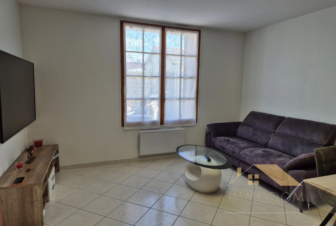 Investissement immobilier à Saint Laurent de la Prée avec deux logements et extérieur 
