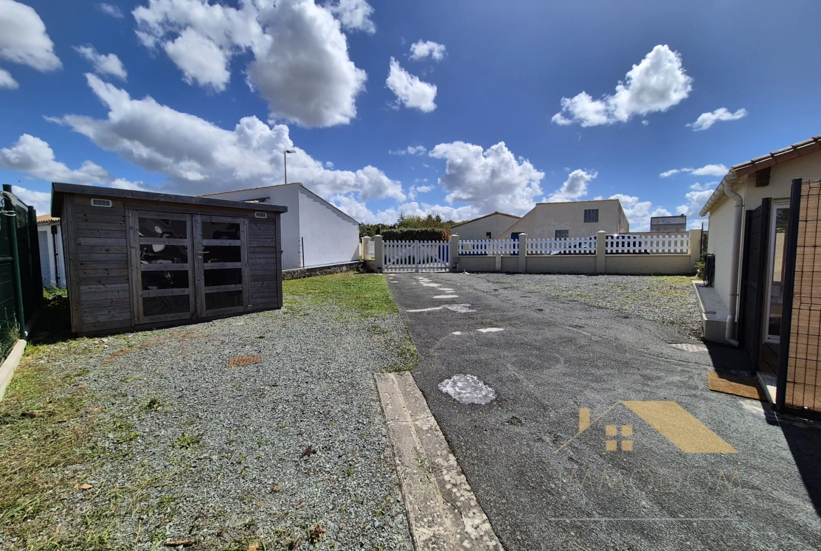 Investissement immobilier à Saint Laurent de la Prée avec deux logements et extérieur 