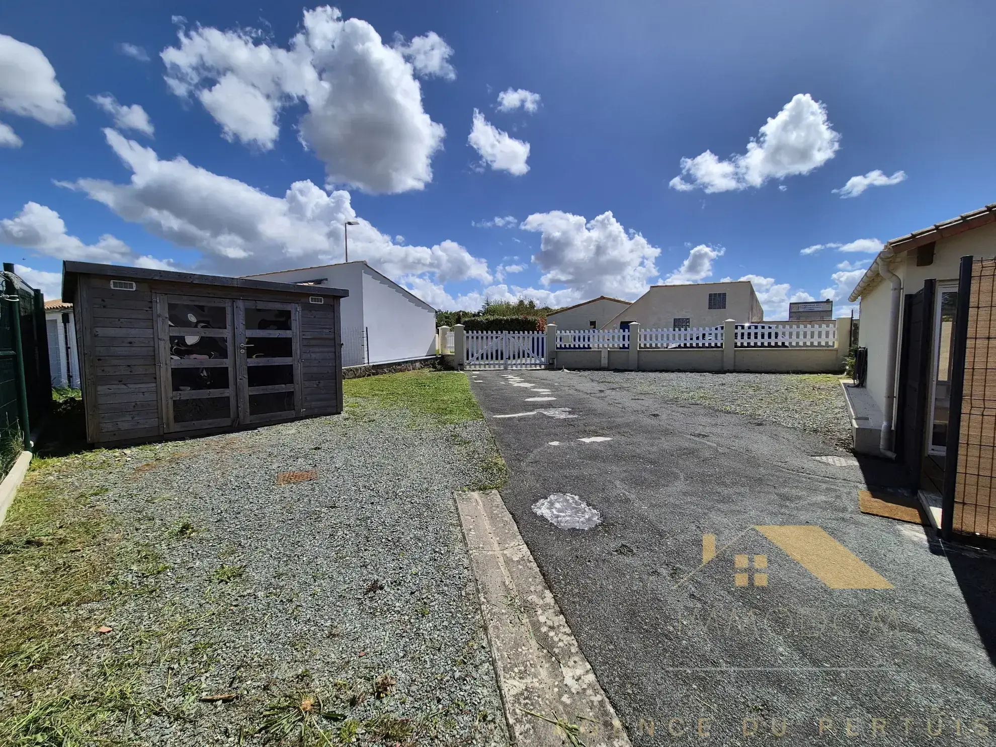 Investissement immobilier à Saint Laurent de la Prée avec deux logements et extérieur 