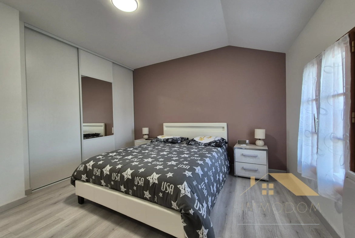 Investissement immobilier à Saint Laurent de la Prée avec deux logements et extérieur 