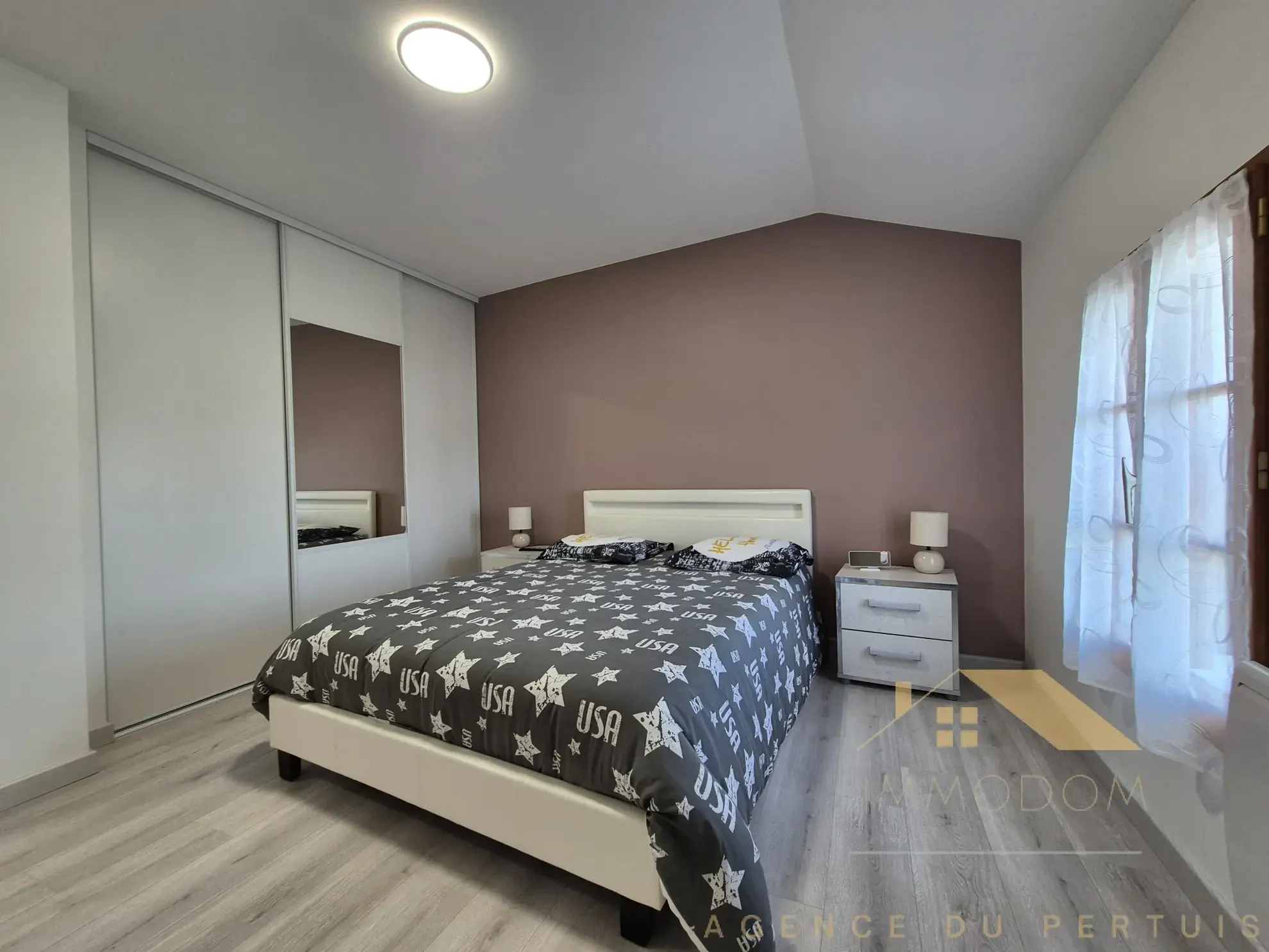 Investissement immobilier à Saint Laurent de la Prée avec deux logements et extérieur 