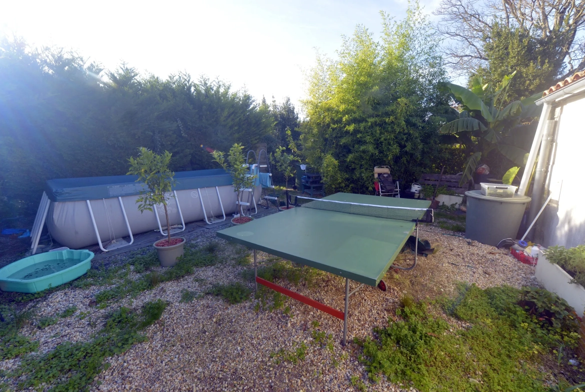 Investissez dans deux maisons locatives à Meschers-sur-Gironde avec terrasse et dépendances 