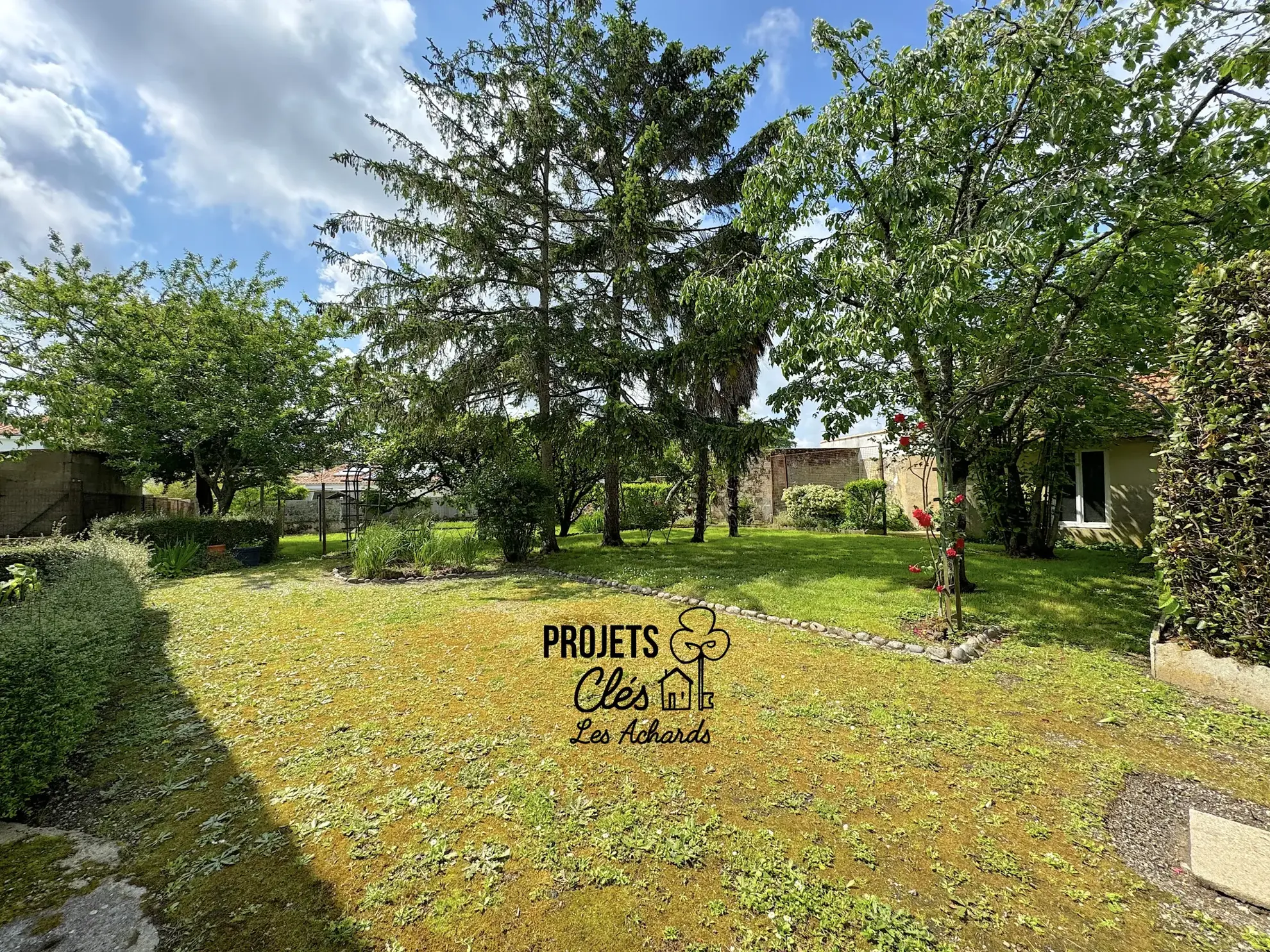Charmante maison à rénover avec 3 chambres et grand jardin à Les Achards 