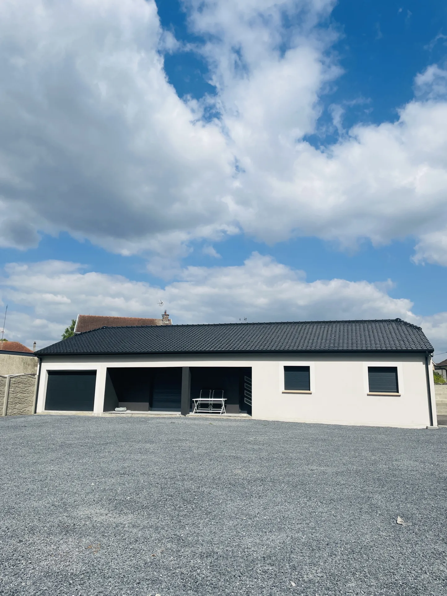 Maison neuve de plain-pied avec garage et annexe à Grugies 