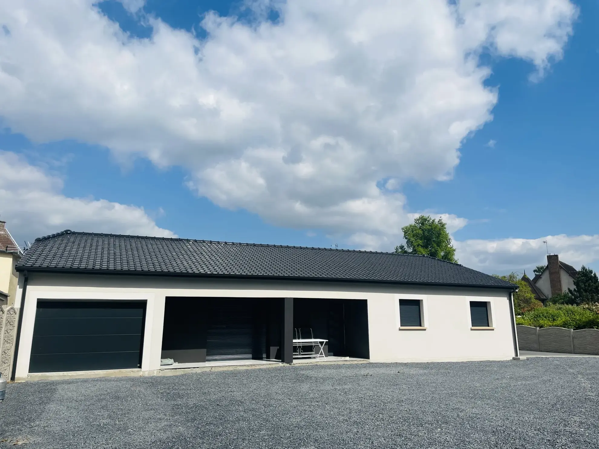 Maison neuve de plain-pied avec garage et annexe à Grugies 