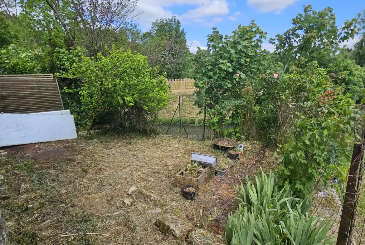Dépendance avec jardin au bord de l'eau à Le Vanneau Irleau – Environnement calme et fort potentiel 