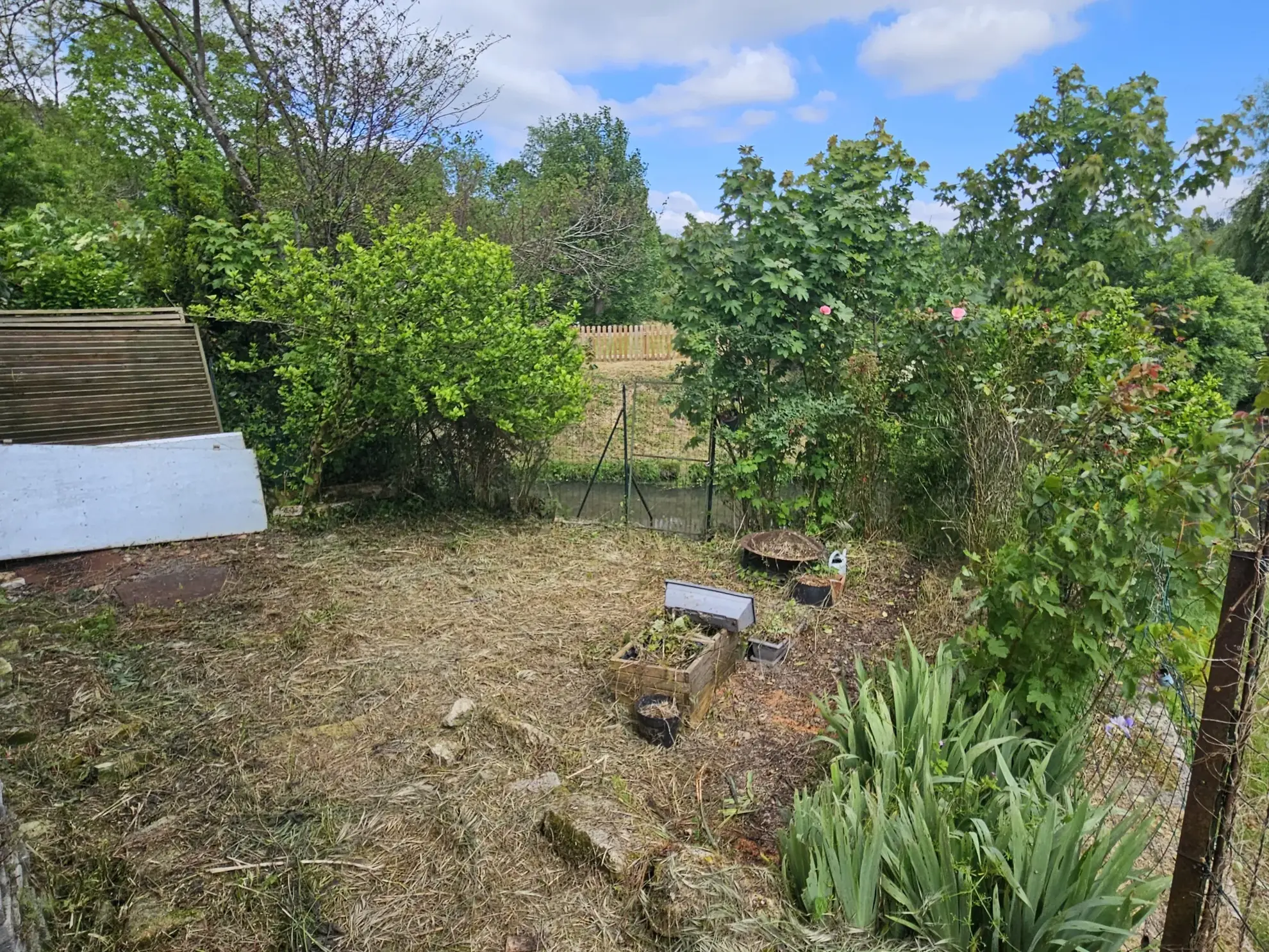 Dépendance avec jardin au bord de l'eau à Le Vanneau Irleau – Environnement calme et fort potentiel 