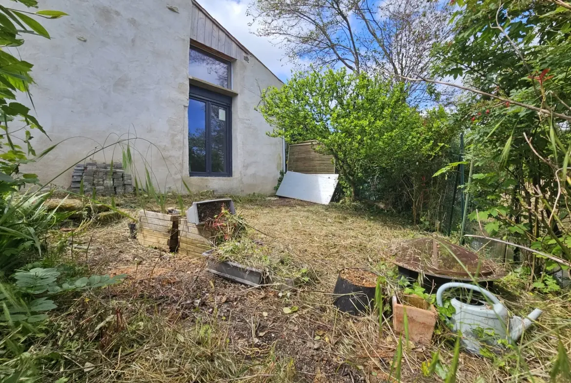Dépendance avec jardin au bord de l'eau à Le Vanneau Irleau – Environnement calme et fort potentiel 