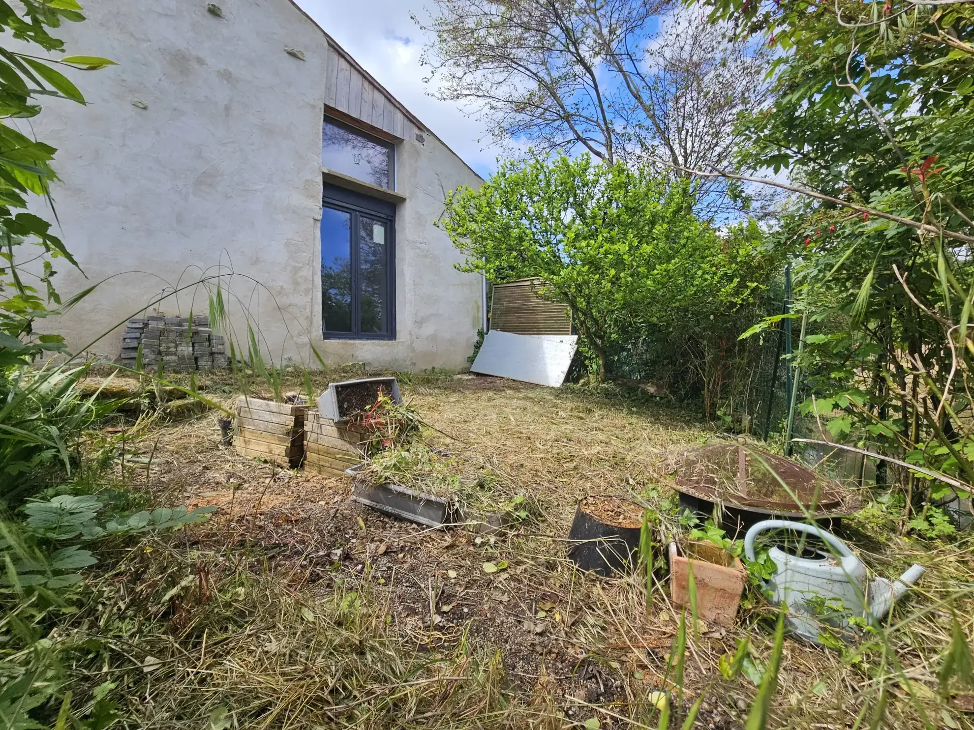 Dépendance avec jardin au bord de l'eau à Le Vanneau Irleau – Environnement calme et fort potentiel 