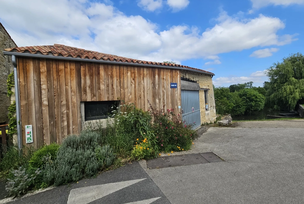 Dépendance avec jardin au bord de l'eau à Le Vanneau Irleau – Environnement calme et fort potentiel 