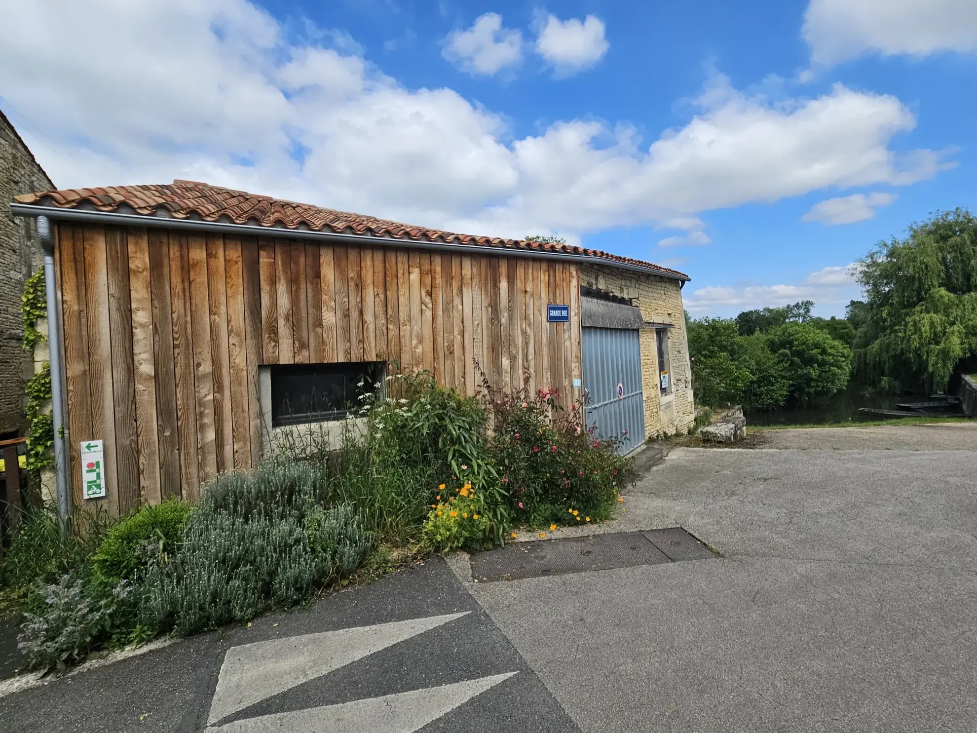 Dépendance avec jardin au bord de l'eau à Le Vanneau Irleau – Environnement calme et fort potentiel 