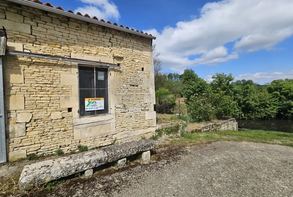 Dépendance avec jardin au bord de l'eau à Le Vanneau Irleau – Environnement calme et fort potentiel 
