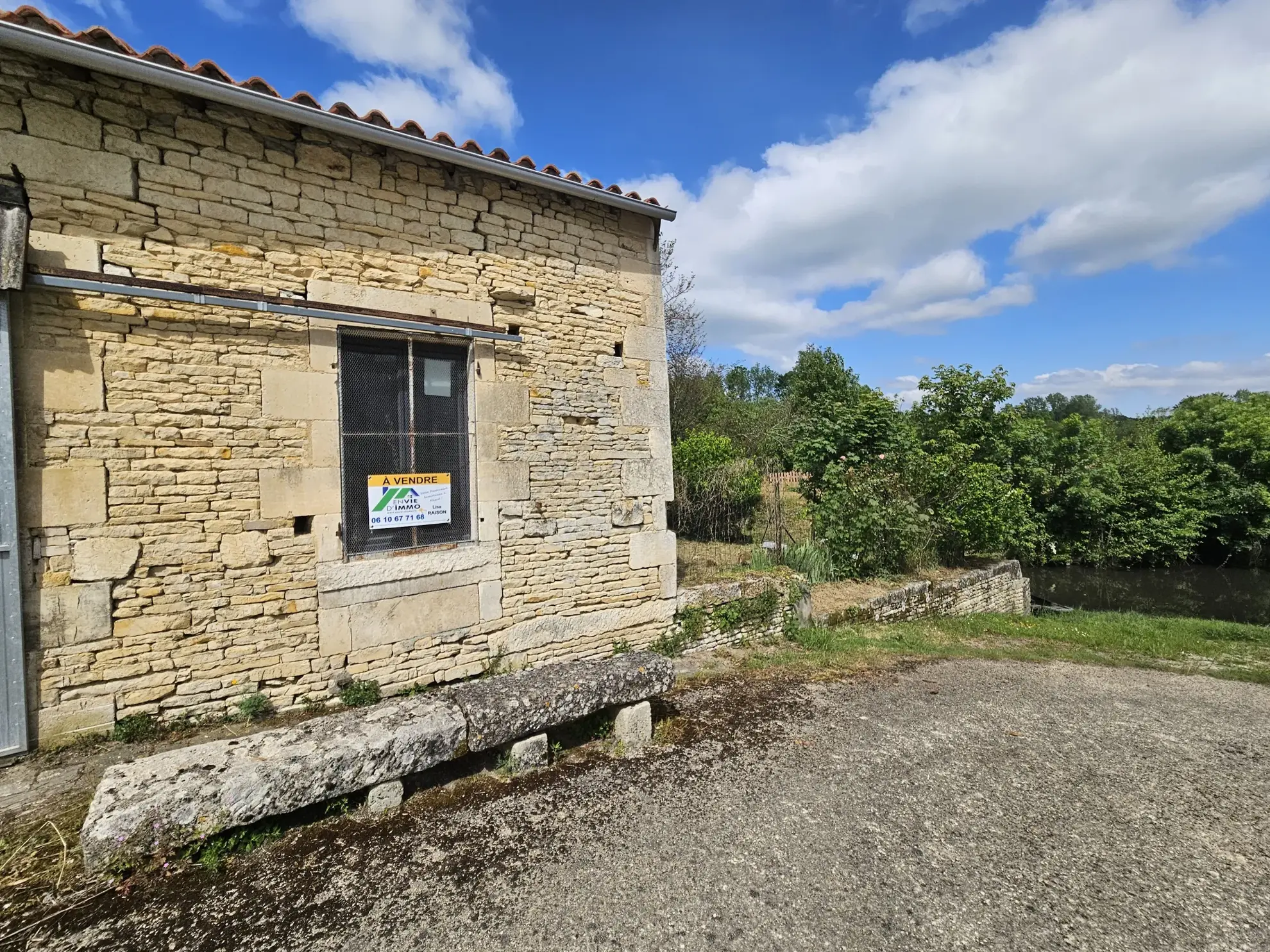 Dépendance avec jardin au bord de l'eau à Le Vanneau Irleau – Environnement calme et fort potentiel 