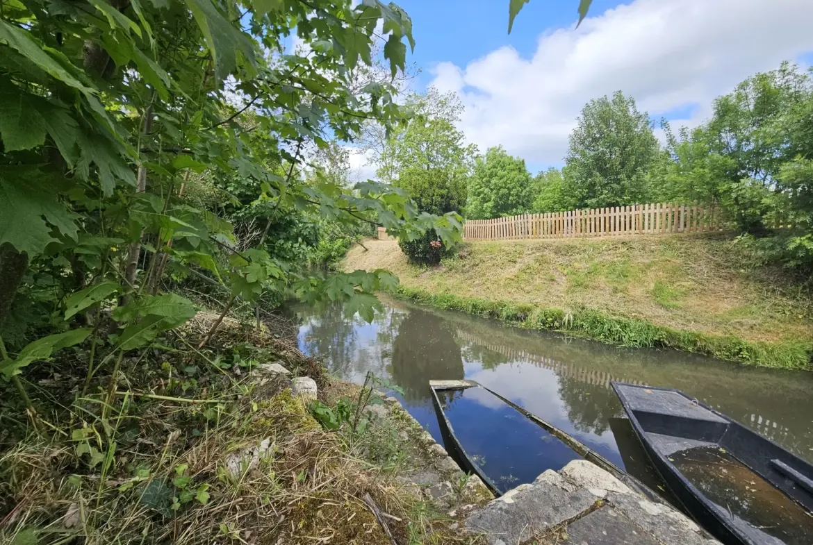 Dépendance avec jardin au bord de l'eau à Le Vanneau Irleau – Environnement calme et fort potentiel 