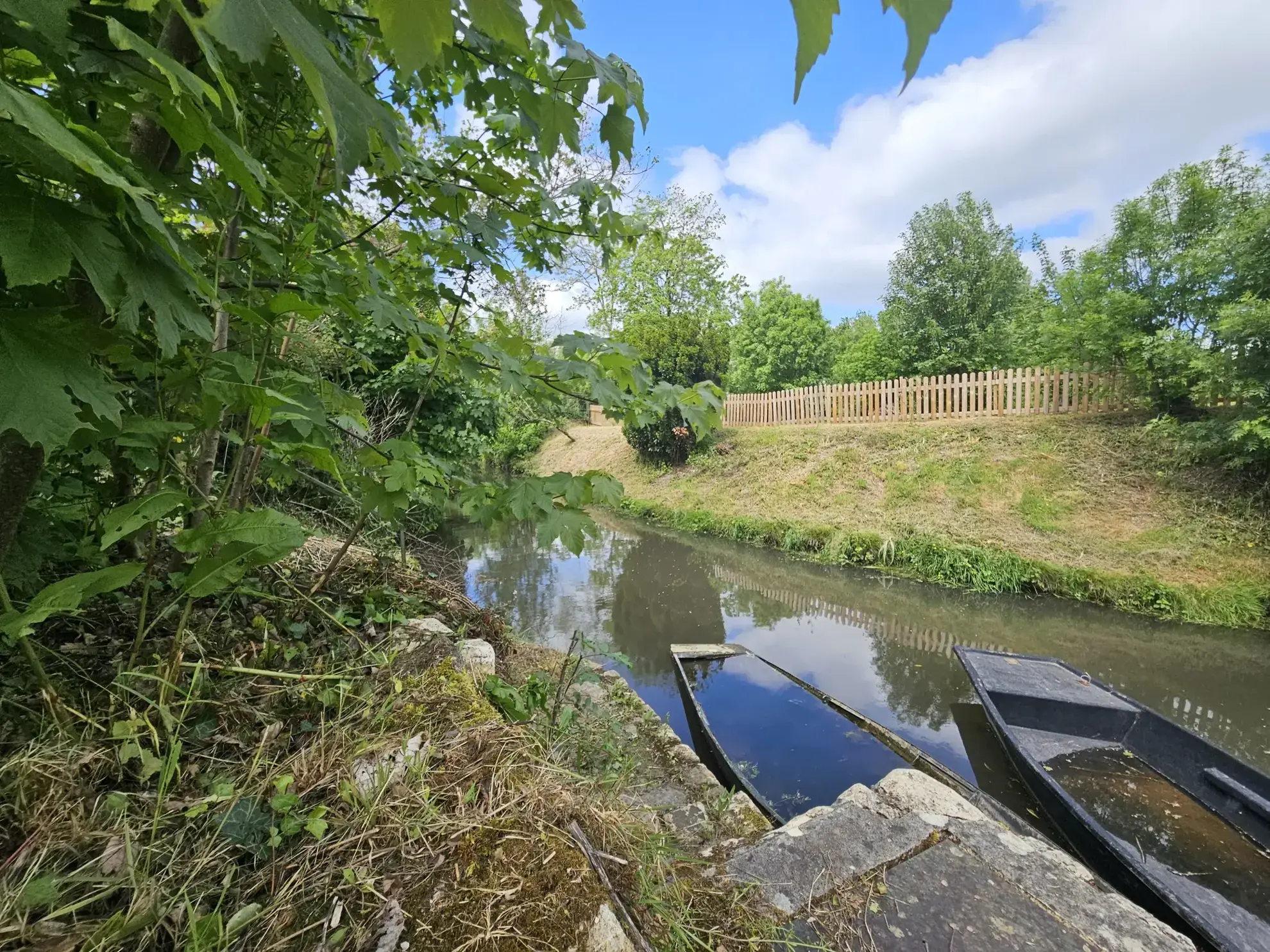 Dépendance avec jardin au bord de l'eau à Le Vanneau Irleau – Environnement calme et fort potentiel 