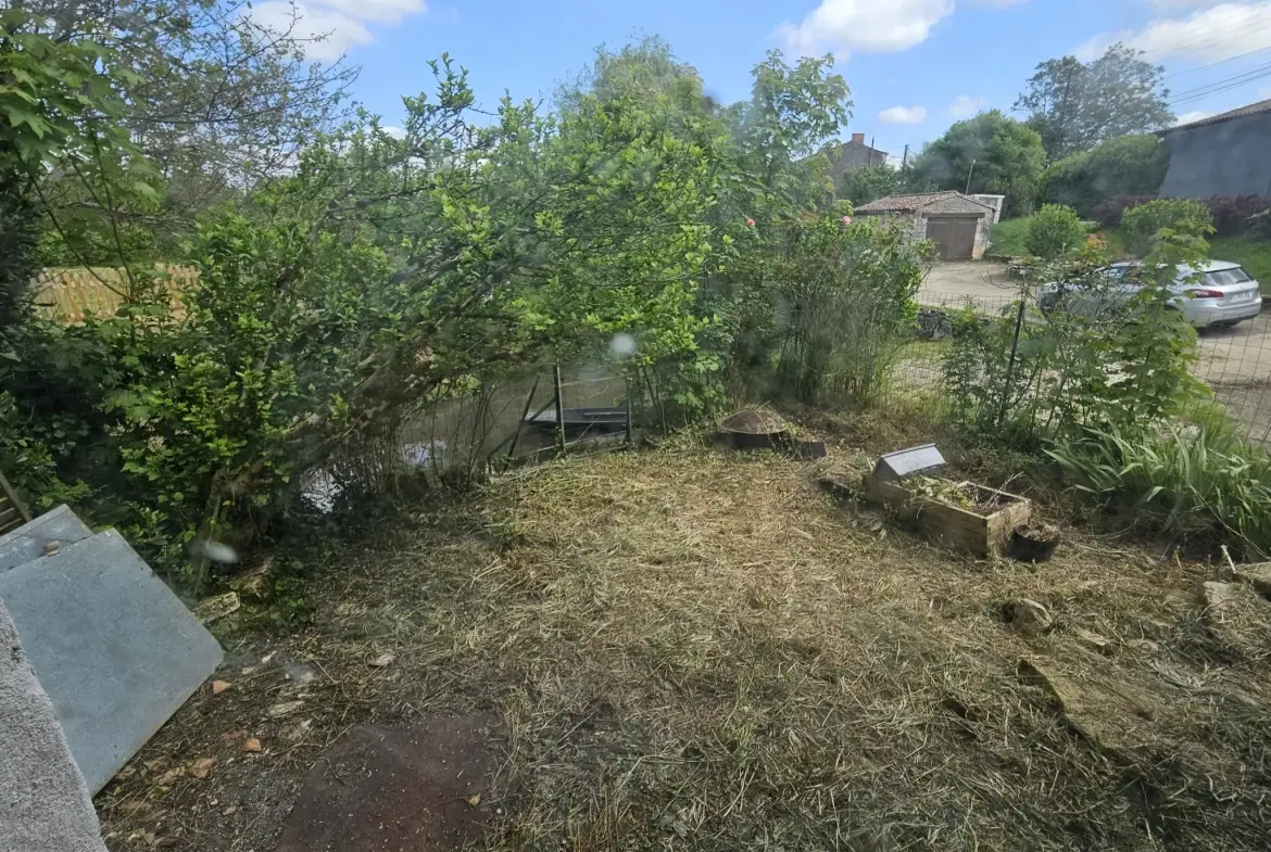 Dépendance avec jardin au bord de l'eau à Le Vanneau Irleau – Environnement calme et fort potentiel 