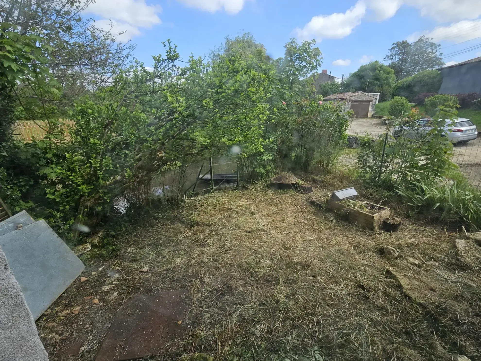 Dépendance avec jardin au bord de l'eau à Le Vanneau Irleau – Environnement calme et fort potentiel 