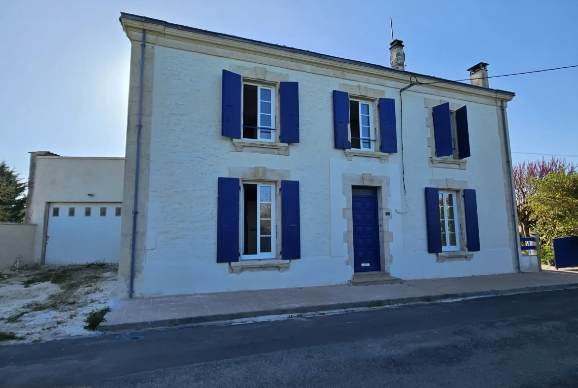Maison pierre rénovée avec jardin et garage à St Hilaire la Palud 