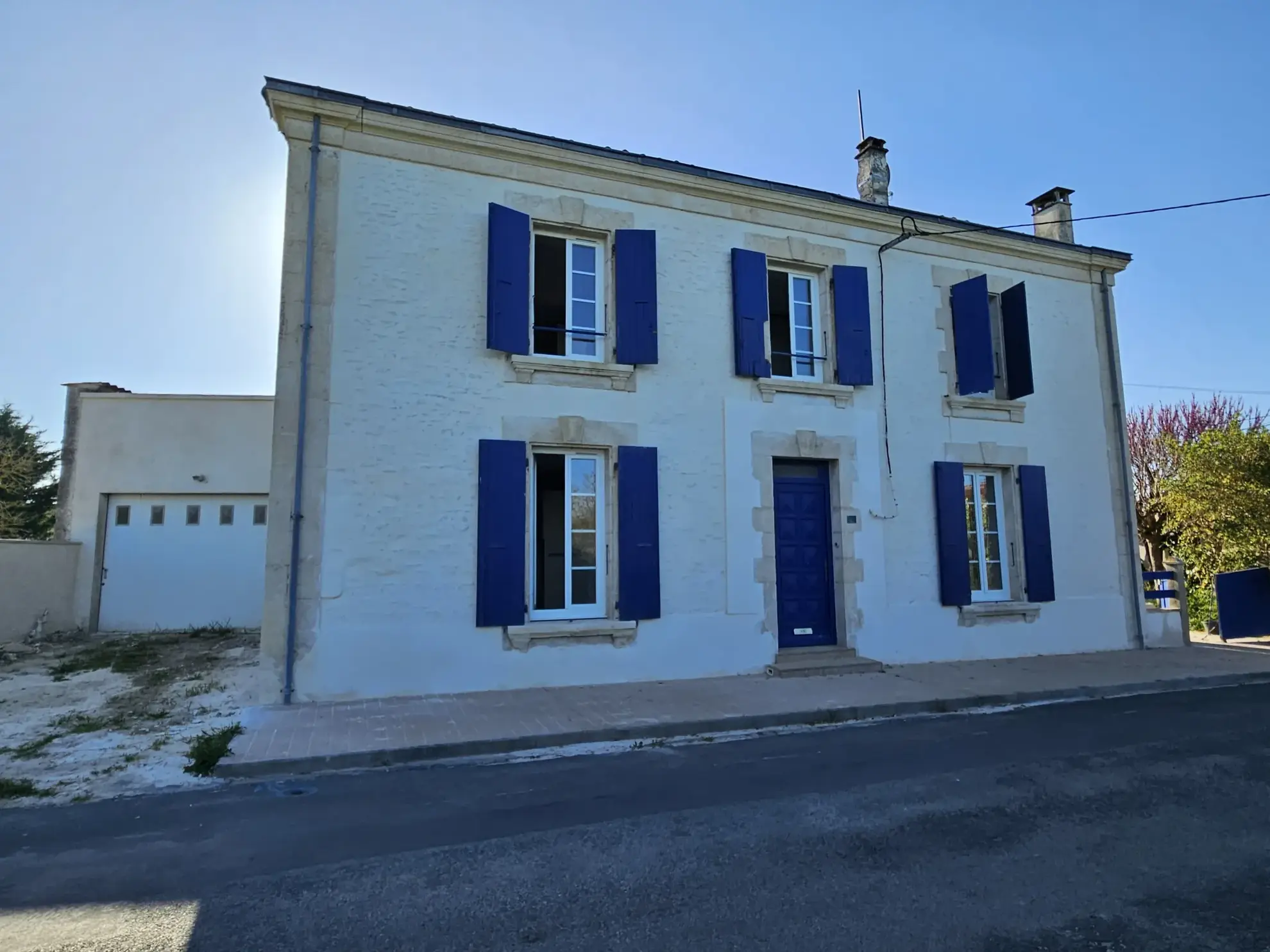 Maison pierre rénovée avec jardin et garage à St Hilaire la Palud 