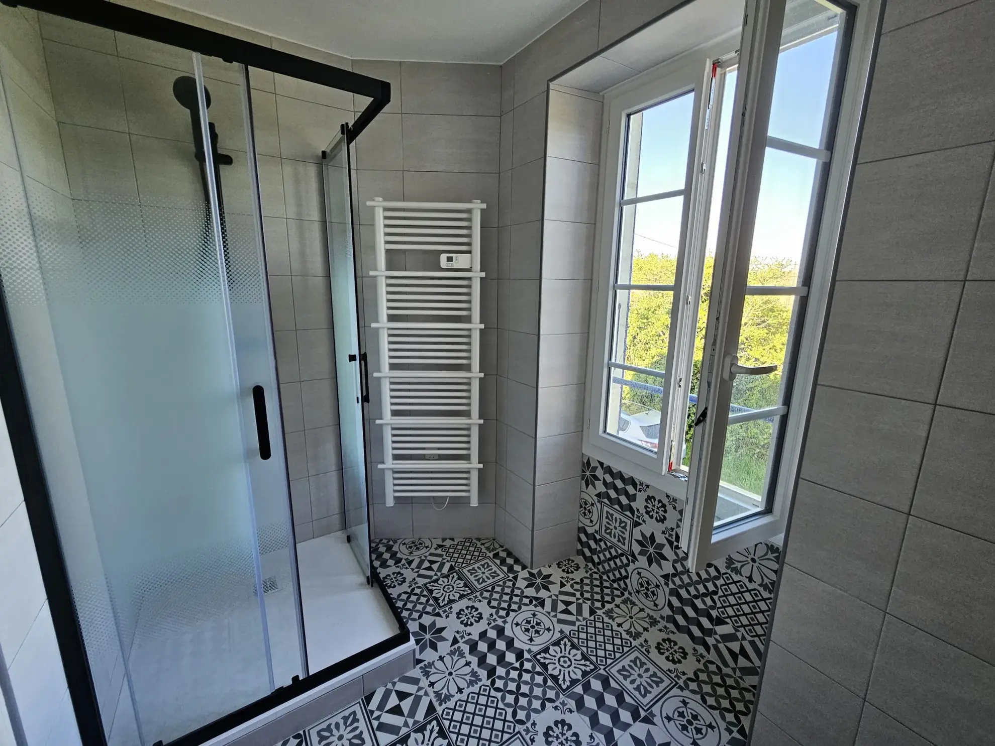 Maison pierre rénovée avec jardin et garage à St Hilaire la Palud 