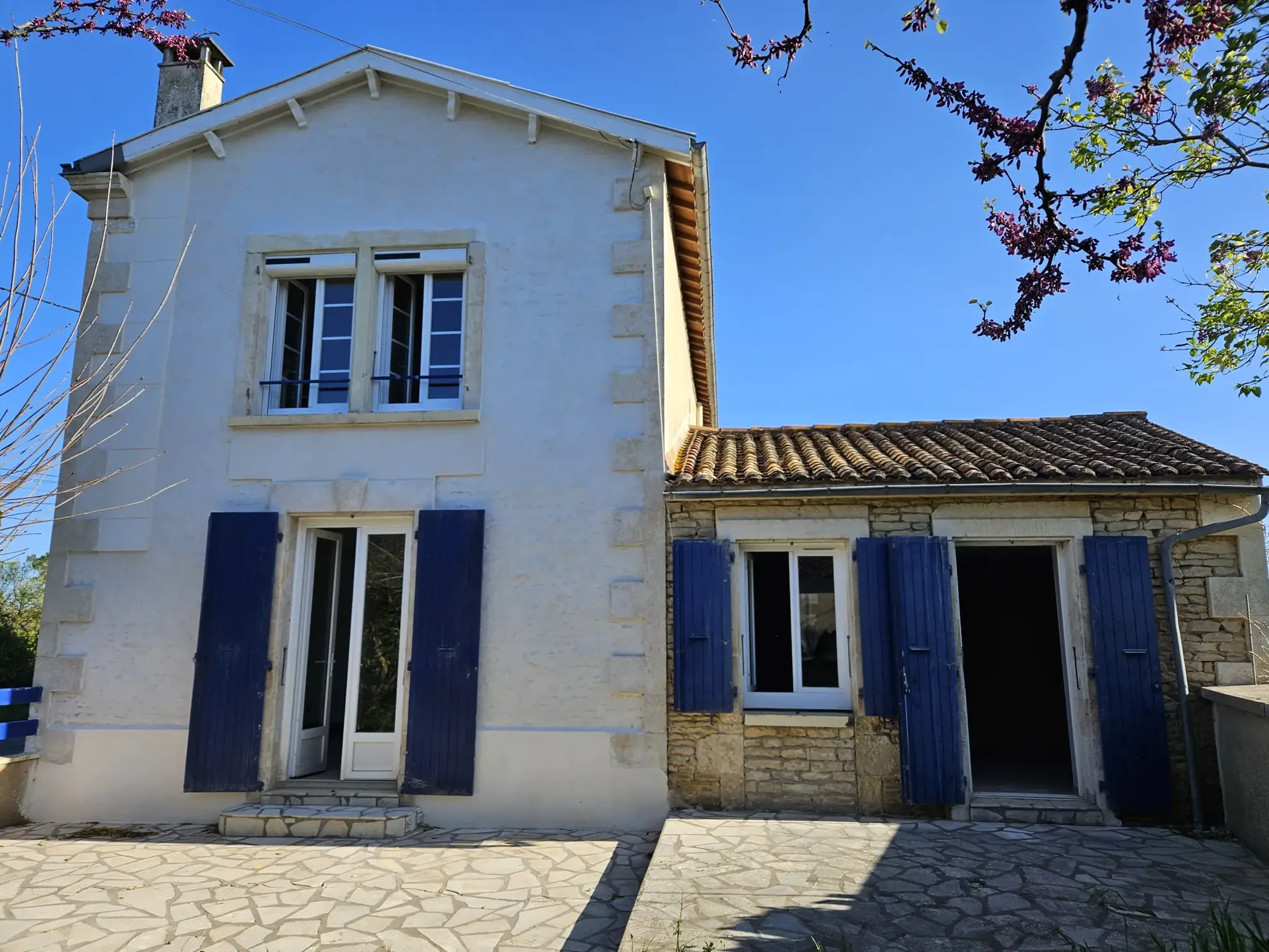 Maison pierre rénovée avec jardin et garage à St Hilaire la Palud 