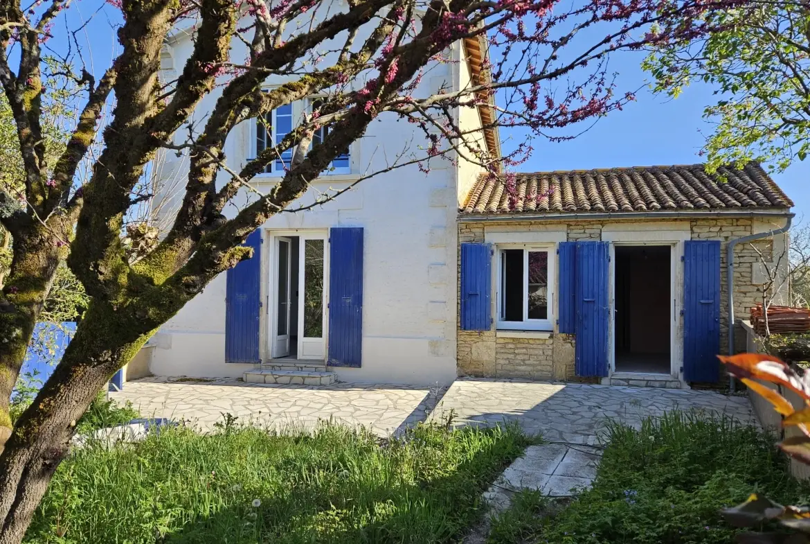 Maison pierre rénovée avec jardin et garage à St Hilaire la Palud 