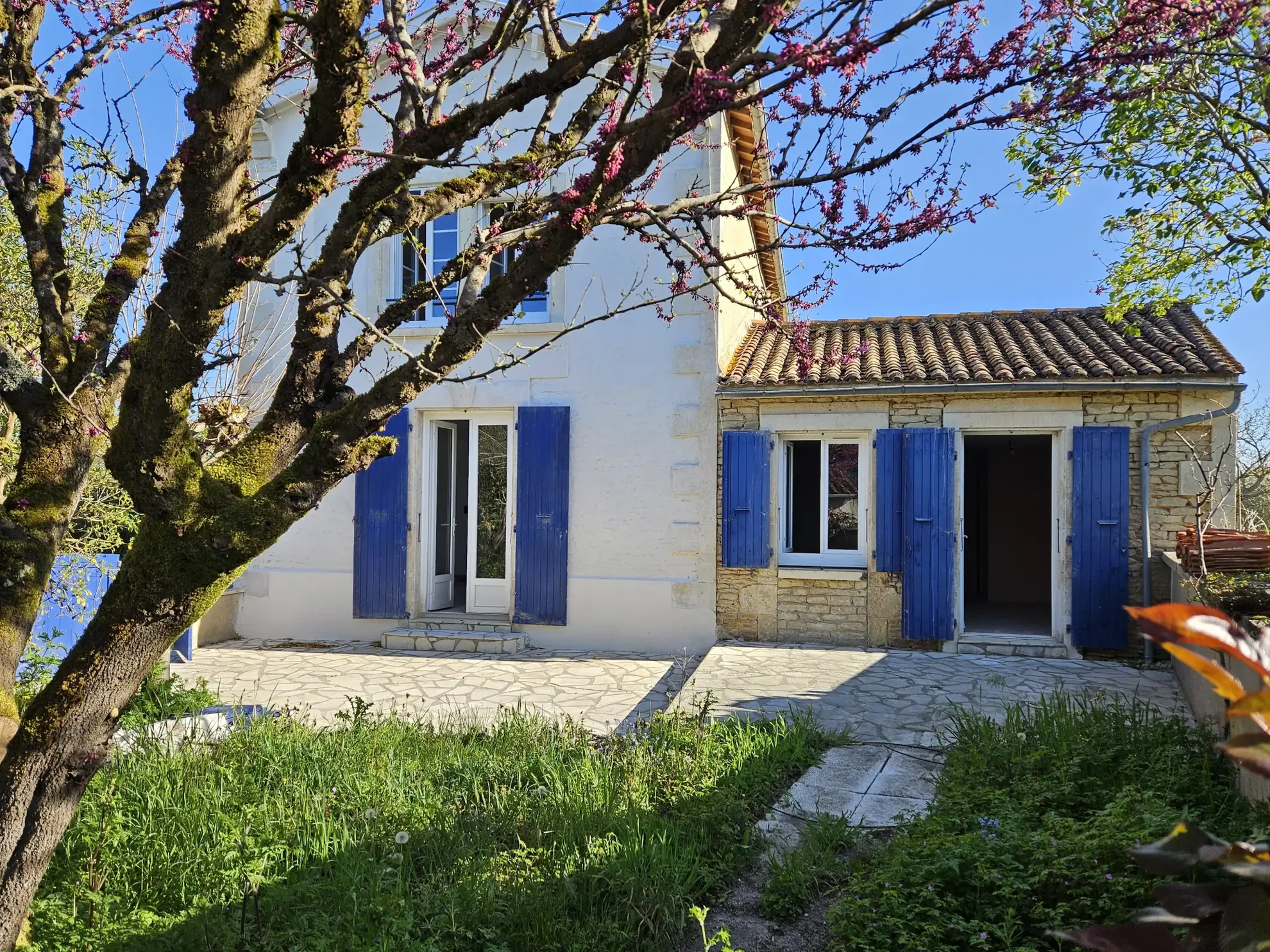 Maison pierre rénovée avec jardin et garage à St Hilaire la Palud 