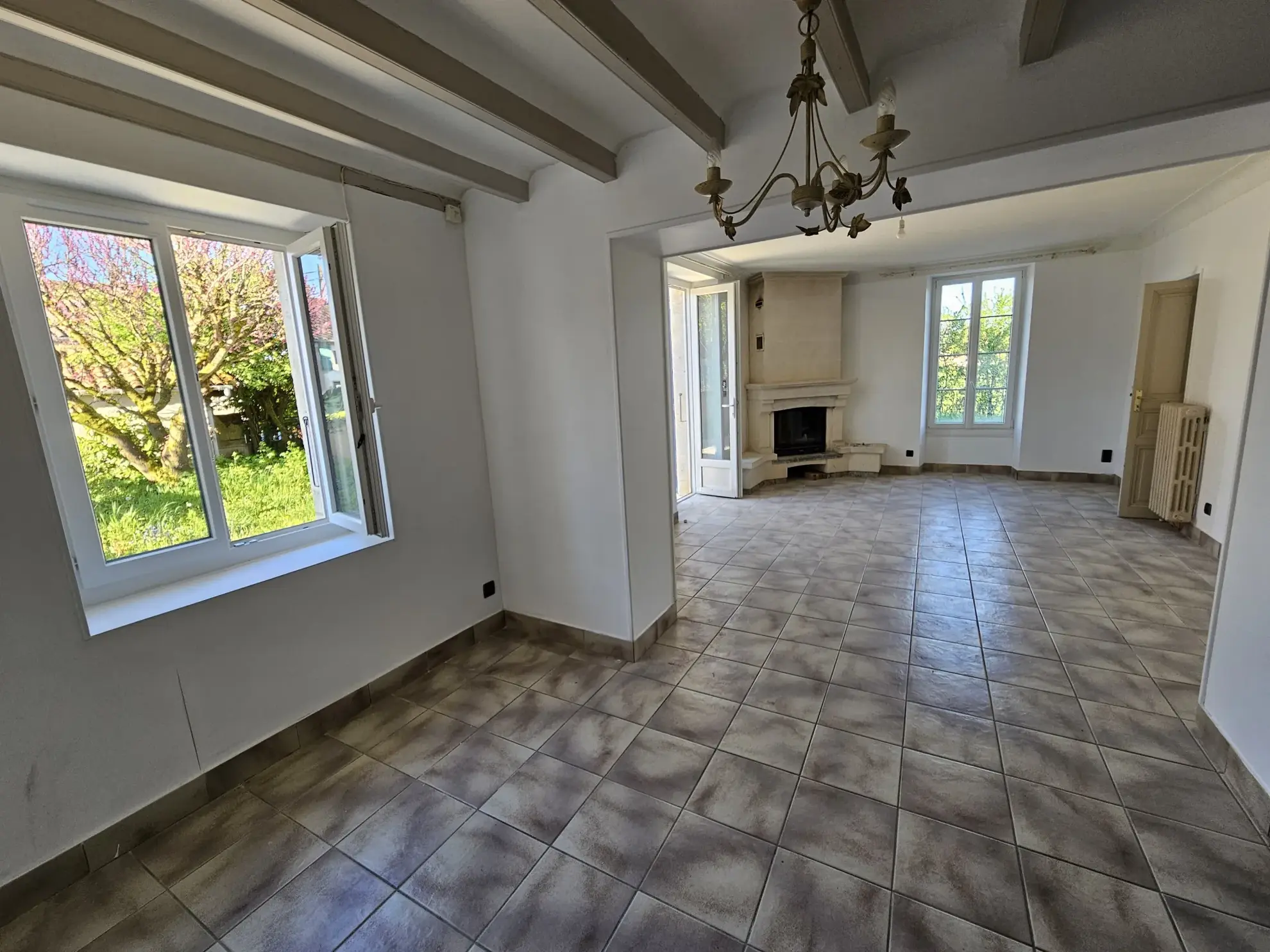 Maison pierre rénovée avec jardin et garage à St Hilaire la Palud 