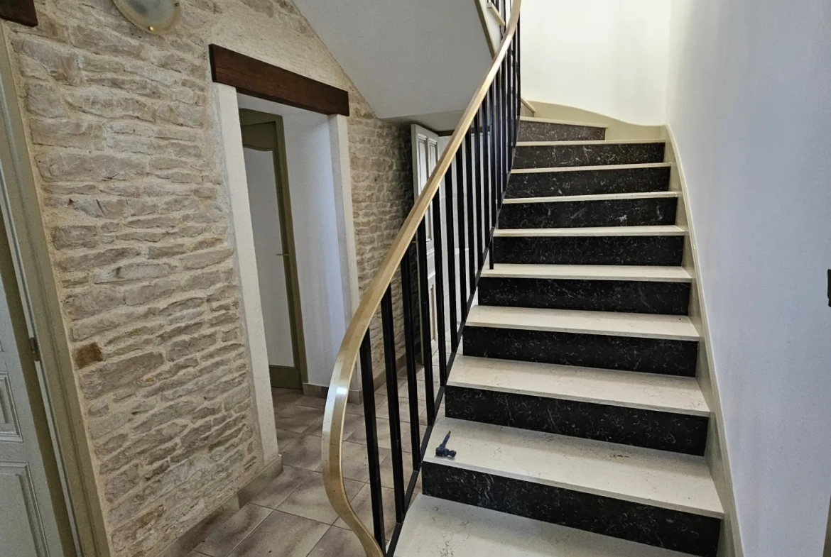Maison pierre rénovée avec jardin et garage à St Hilaire la Palud 