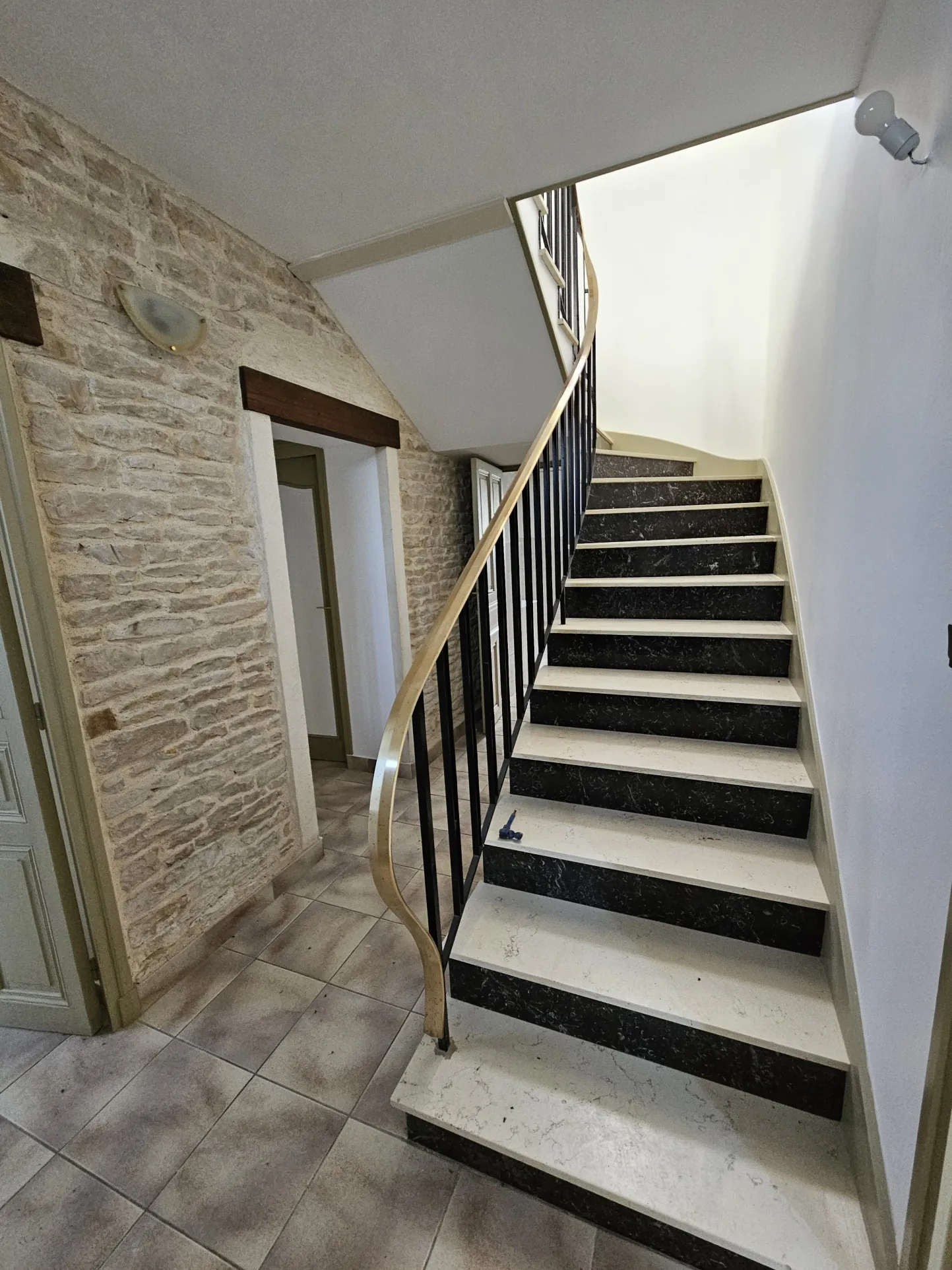 Maison pierre rénovée avec jardin et garage à St Hilaire la Palud 