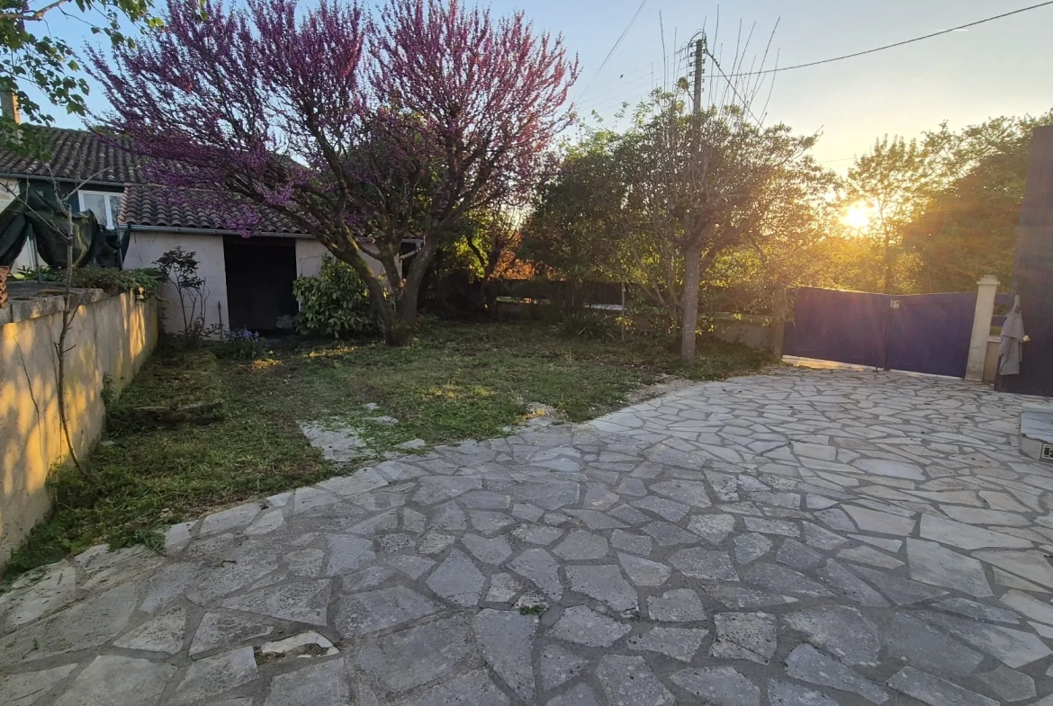 Maison pierre rénovée avec jardin et garage à St Hilaire la Palud 