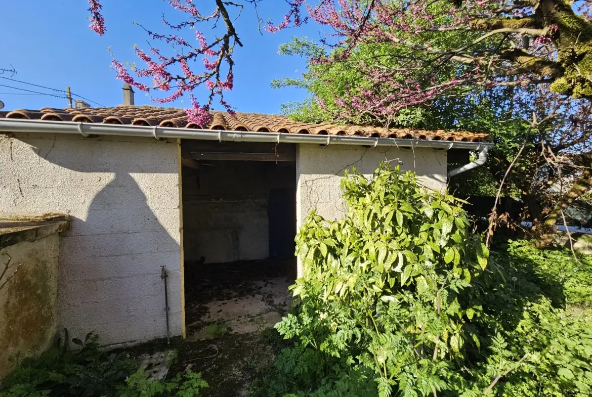Maison pierre rénovée avec jardin et garage à St Hilaire la Palud 
