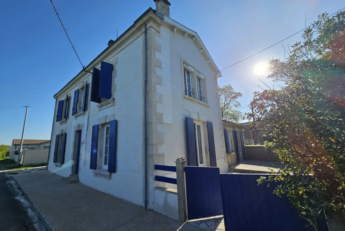 Maison pierre rénovée avec jardin et garage à St Hilaire la Palud 