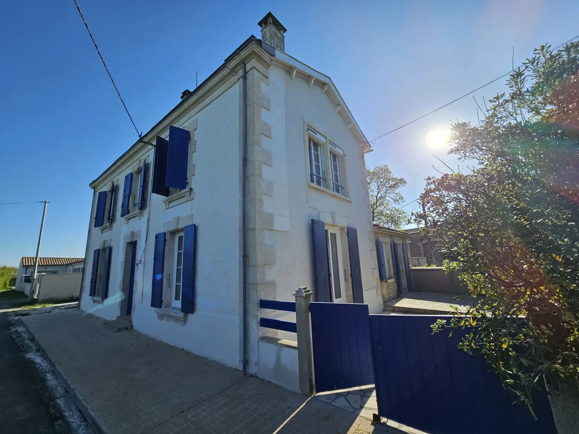 Maison pierre rénovée avec jardin et garage à St Hilaire la Palud 