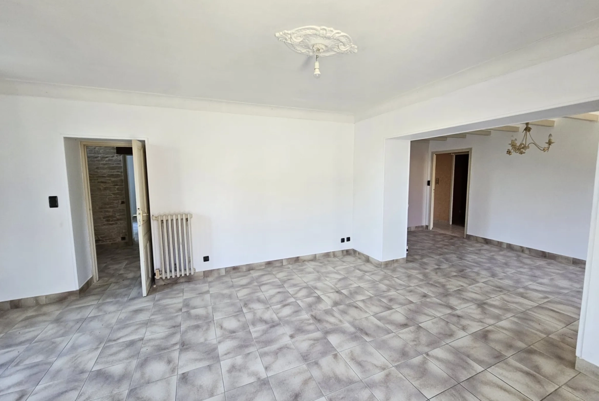 Maison pierre rénovée avec jardin et garage à St Hilaire la Palud 