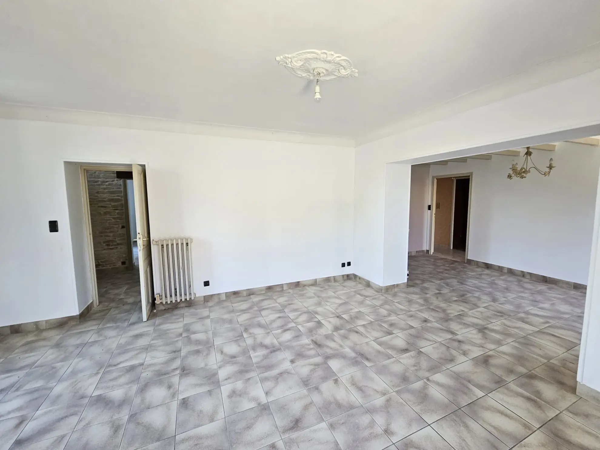 Maison pierre rénovée avec jardin et garage à St Hilaire la Palud 