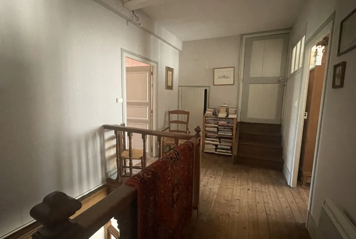 Maison à vendre en centre-ville de Prémery avec 3 chambres et cour privative 