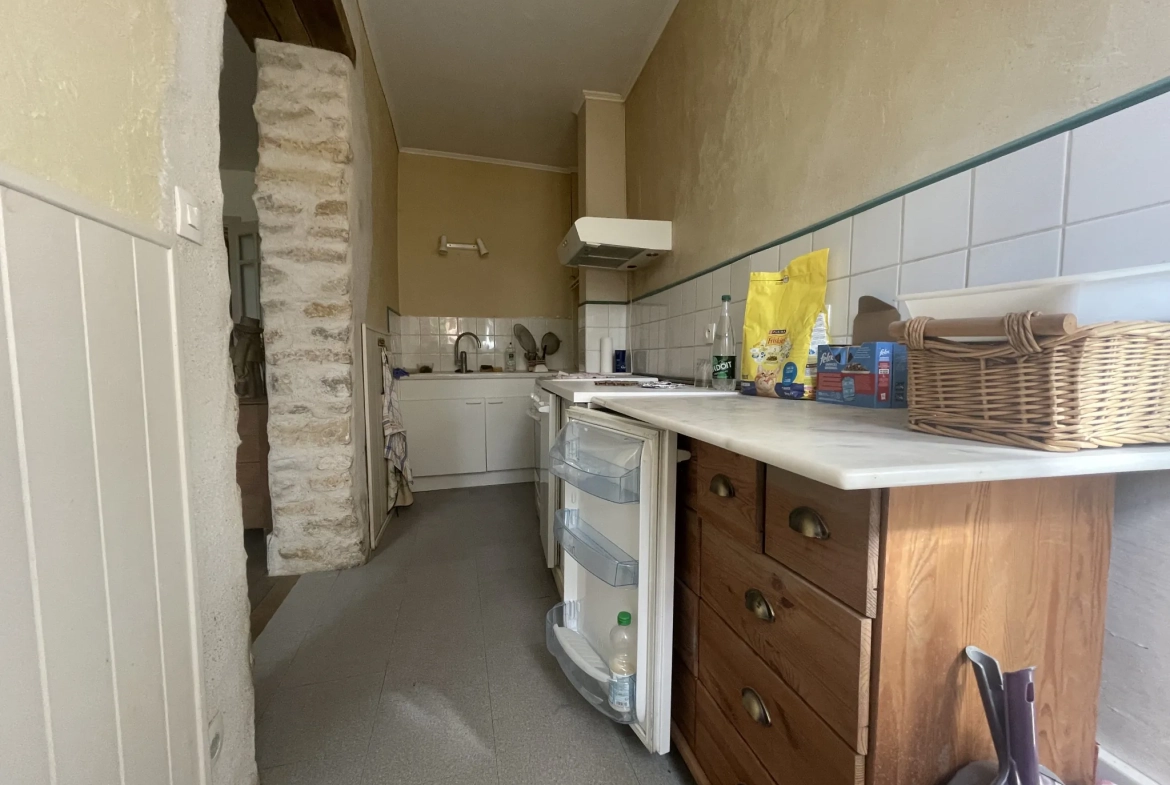 Maison à vendre en centre-ville de Prémery avec 3 chambres et cour privative 