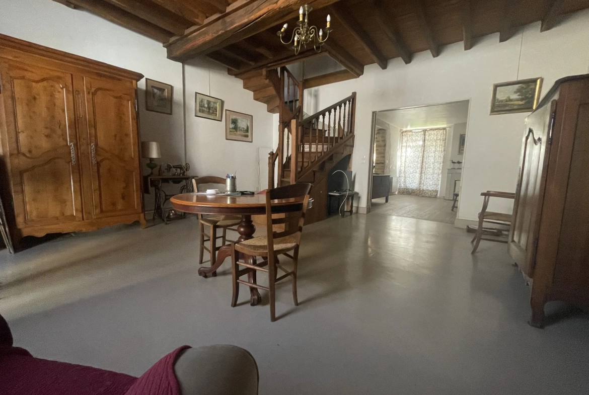 Maison à vendre en centre-ville de Prémery avec 3 chambres et cour privative 