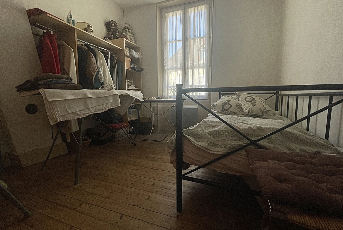 Maison à vendre en centre-ville de Prémery avec 3 chambres et cour privative 