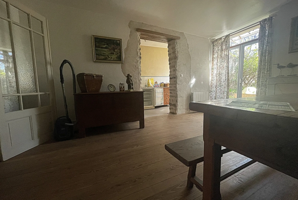 Maison à vendre en centre-ville de Prémery avec 3 chambres et cour privative 
