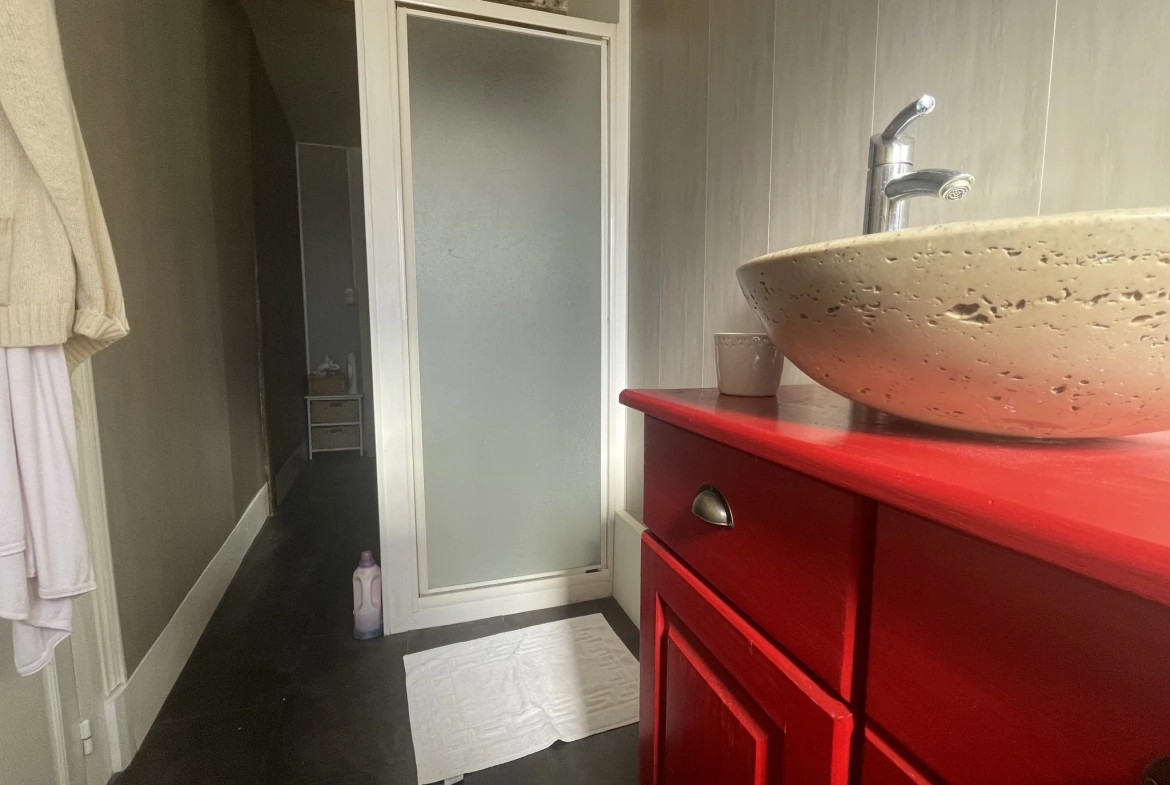 Maison à vendre en centre-ville de Prémery avec 3 chambres et cour privative 