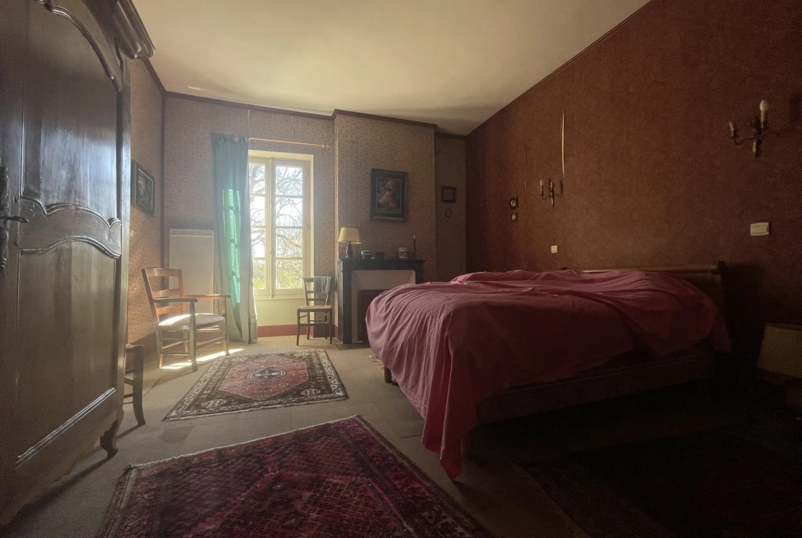 Maison à vendre en centre-ville de Prémery avec 3 chambres et cour privative 