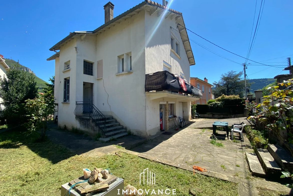 Maison divisée en 3 appartements avec terrain et garage à Millau 