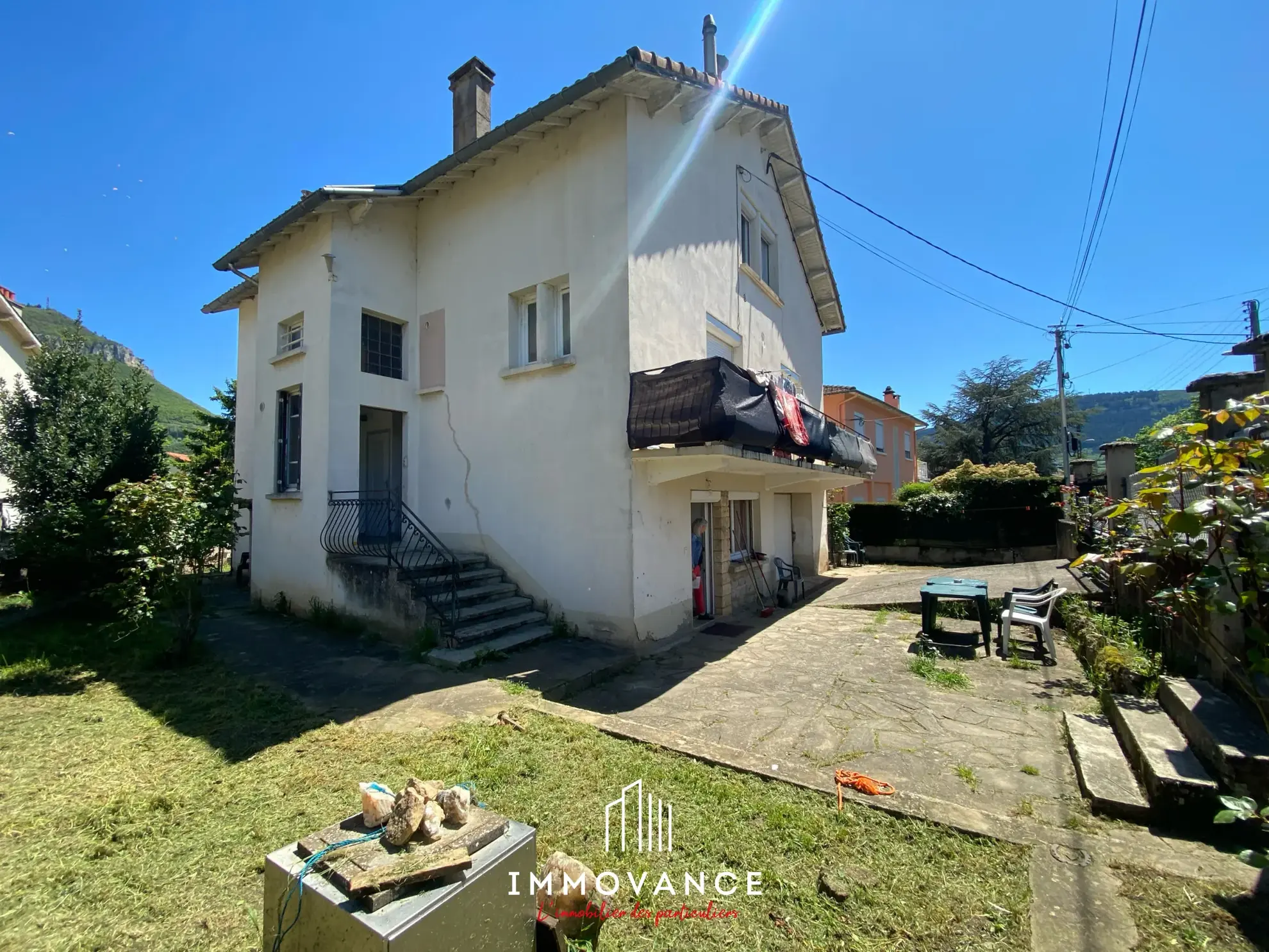 Maison divisée en 3 appartements avec terrain et garage à Millau 