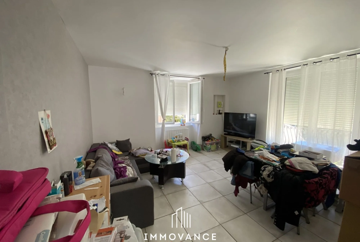 Maison divisée en 3 appartements avec terrain et garage à Millau 