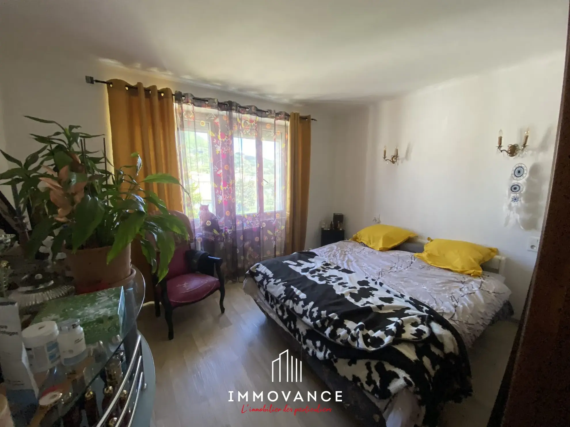 Maison divisée en 3 appartements avec terrain et garage à Millau 