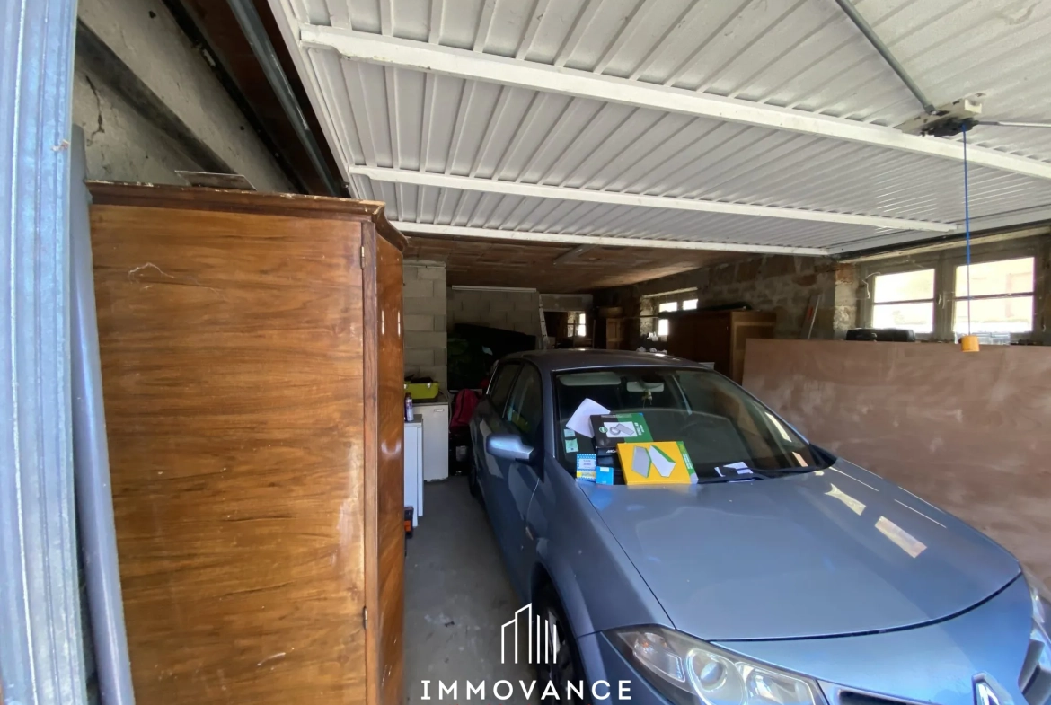 Maison divisée en 3 appartements avec terrain et garage à Millau 