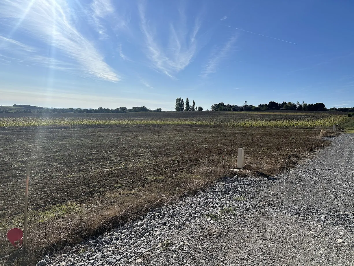 Terrain à bâtir de 1258 m² à Ste Radegonde, proche Fleurance 
